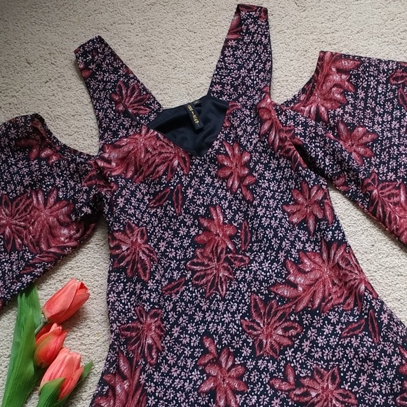 🆕 WANT & NEED Printed Cold-Shoulder Shift Dress - Picture 2 of 3